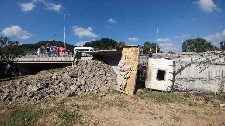 Freni Patlayan Hafriyat Kamyonu Şarampole Yuvarlandı