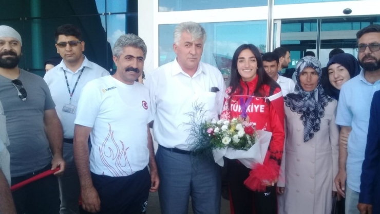 Avrupa 3’üncüsü Milli Atlet Kars’ta Çiçeklerle Karşılandı