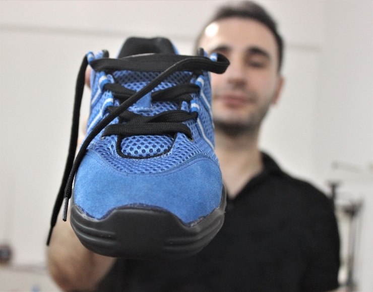 Dans Ayakkabılarını O Üretiyor