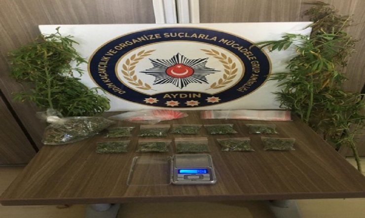 Müşteri Beklerken Polis Geldi