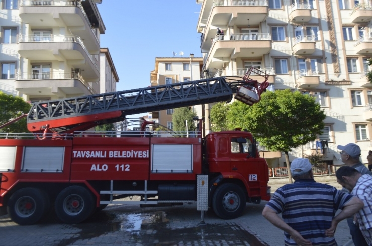 Balkondaki Klimadan Çıkan Yangın Büyümeden Söndürüldü