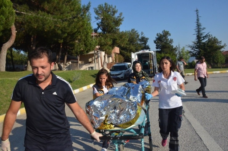 Yanan Araçta Ağır Yaralanan Genç Hava Ambulansı İle İzmir’e Sevk Edildi
