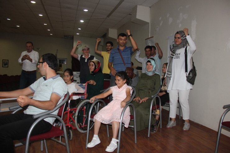 Özel Bireyler, Toplu Taşıma Ve Parklarda Yaşanan Sorunları Sahnede Anlatacak