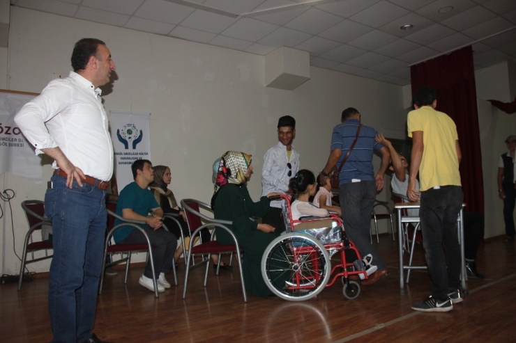 Özel Bireyler, Toplu Taşıma Ve Parklarda Yaşanan Sorunları Sahnede Anlatacak