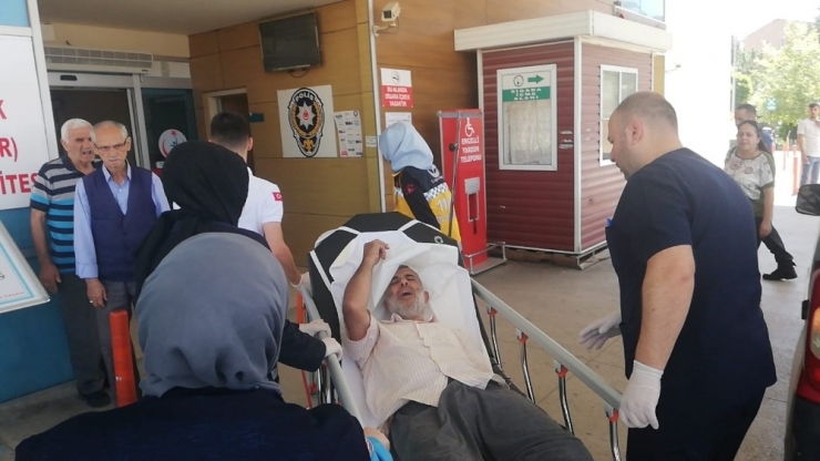 Kırmızı Işıkta Geçen Şarjlı Bisikletliye Araç Çarptı: 1 Yaralı