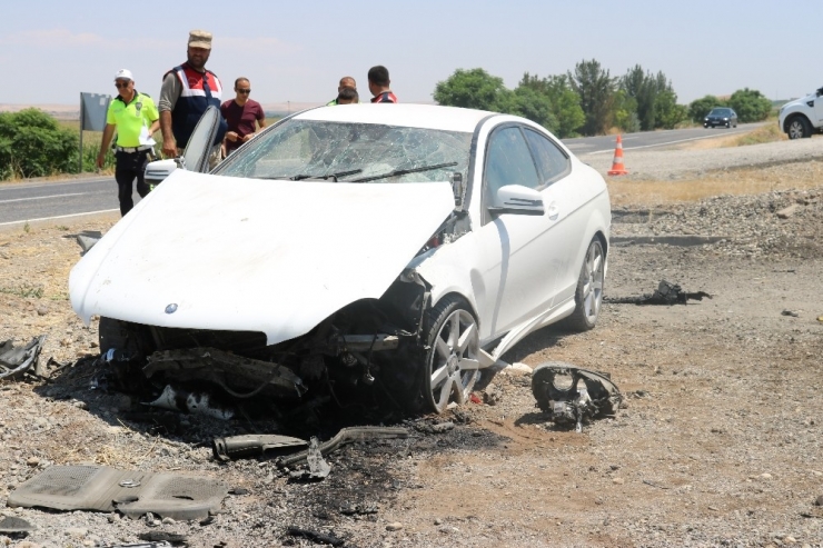 Kamyon, Direksiyonu Sağ Tarafta Olan Aracı Sıkıştırdı: 1’i Ağır 4 Yaralı