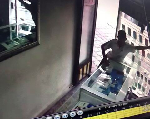 İki Günde Üç Dükkandan Telefon Çaldı, Son İşinde Yakalandı