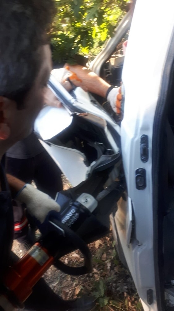 Erikli-keşan Arasında Yoldan Çıkan Araçta 2 Kişi Yaralandı