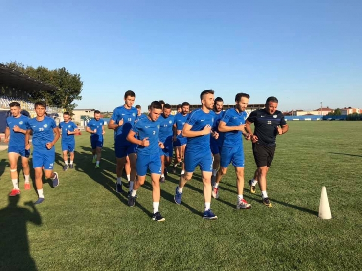 Şampiyon Sahaya İndi