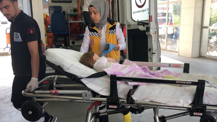 Tatilden Dönen Aile Kaza Yaptı: Anne Öldü, Çocukları Ve Eşi Yaralandı