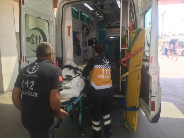 Tatilden Dönen Aile Kaza Yaptı: Anne Öldü, Çocukları Ve Eşi Yaralandı