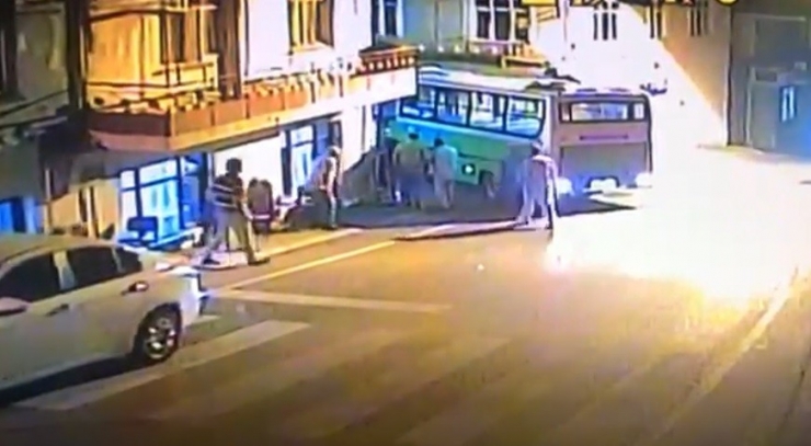 Eski Ortağını Kıraathane Önünde Silahla Yaraladı