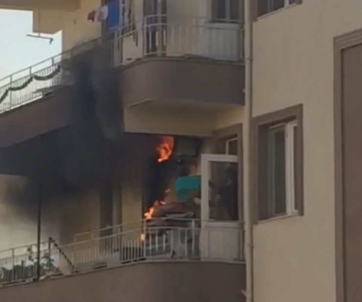 Balkondaki Klimadan Çıkan Yangın Büyümeden Söndürüldü