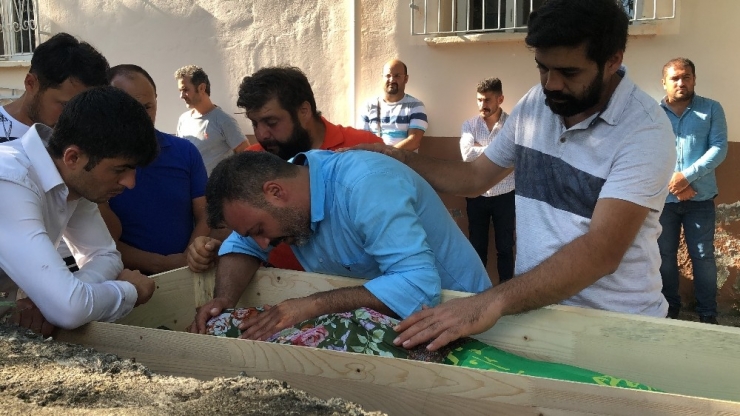 En Acı Tablo: Anne-kız Birlikte Son Yolculuğuna Uğurlandı