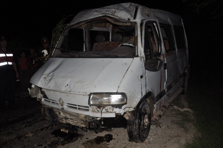 Tarım İşçilerini Taşıyan Minibüs Şarampole Devrildi: 1 Ölü, 5 Yaralı