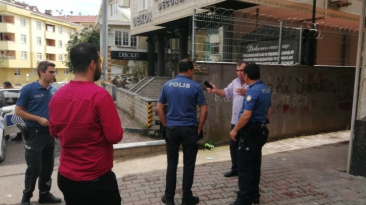 Parasını İsteyen Alacaklının Kafasını Kaldırım Taşıyla Yardı