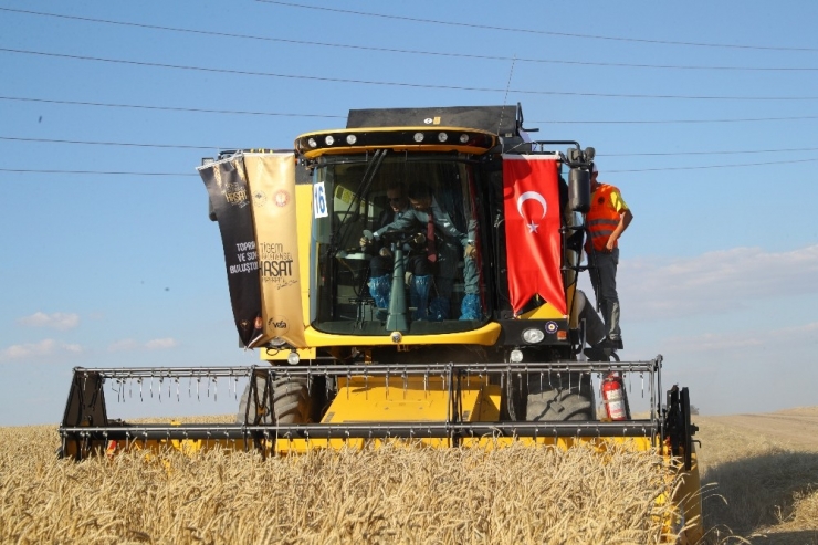 Cumhurbaşkanı Erdoğan Yerli Elektrikli Traktörü Kullandı