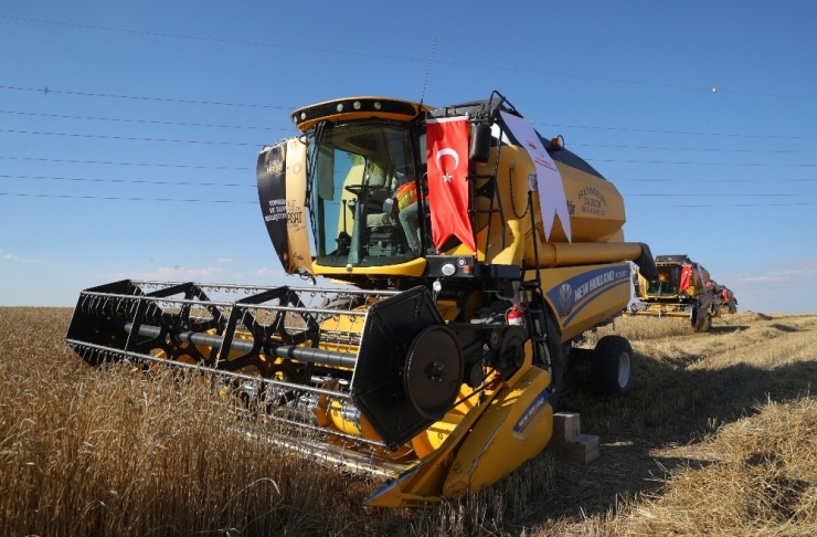 Cumhurbaşkanı Erdoğan Yerli Elektrikli Traktörü Kullandı