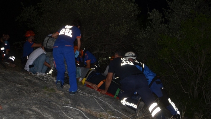 Selfie Çekerken Kayalıklara Düştü