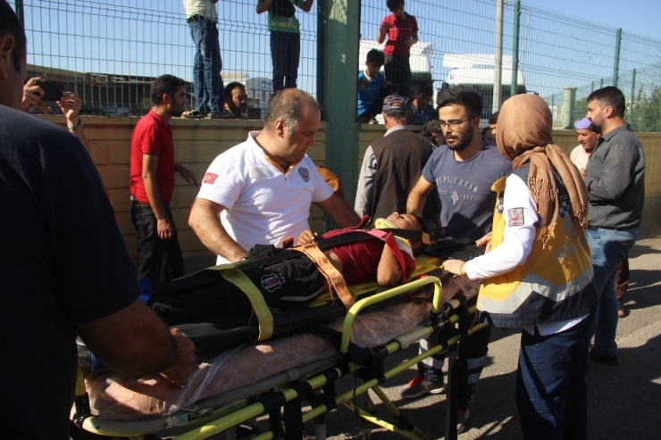 Minibüs Otomobil İle Çarpıştı: 8 Yaralı