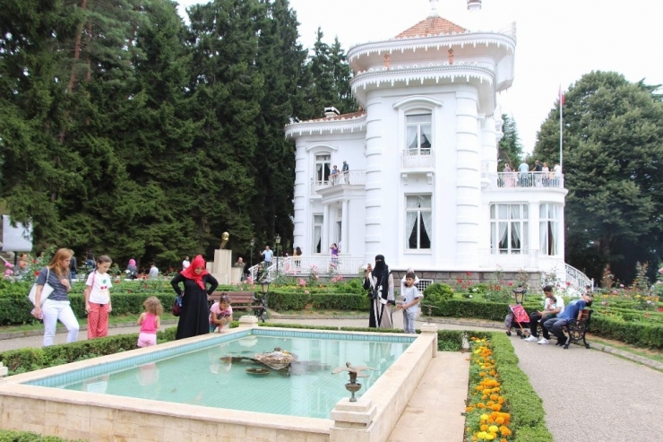 Atatürk Köşkü’nü Ziyaret Eden 4 Kişiden Biri Yabancı