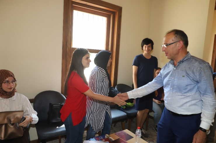 Gençlere Yol Gösteriyorlar