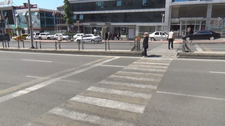 Yolun Karşısına Geçmek İsteyen Yaşlı Adama Otomobil Çarptı