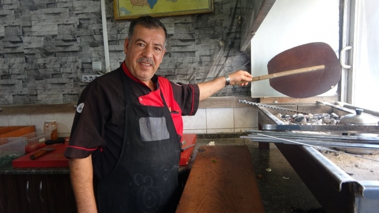 Kebabı Türkü İle Yapıyor Serviste Konser Veriyor