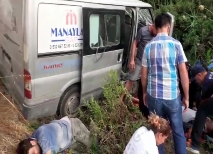 Antalya’da Ticari Araç Ormanlık Alana Devrildi: 4 Yaralı