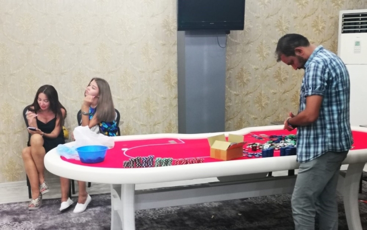 Alanya’da Kurpiyer Kadınlı Poker Partisini Polis Baskını