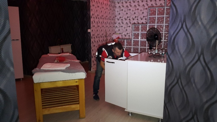 Ahlak Polisinden Masaj Salonlarına Baskın