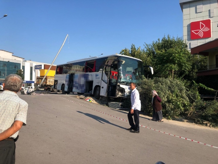 Otobüs, Kamyon Ve Kamyonet Birbirine Girdi: 5 Yaralı