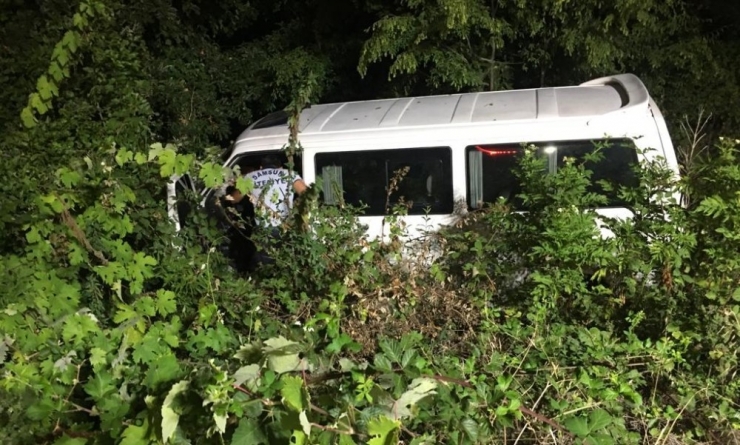 Minibüs Şarampole Uçtu: 1 Yaralı