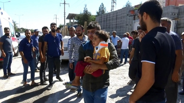 Diyarbakır’da Makas Atan Otomobil Yol Kenarındaki Taşlara Çarptı: Baba Öldü, Oğlu Yaralı