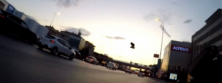 E-5 Karayolu’nda Motosikletlinin Metrelerce Sürüklendiği Kaza Kamerada