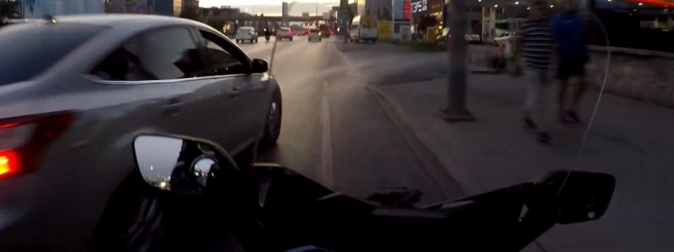 E-5 Karayolu’nda Motosikletlinin Metrelerce Sürüklendiği Kaza Kamerada