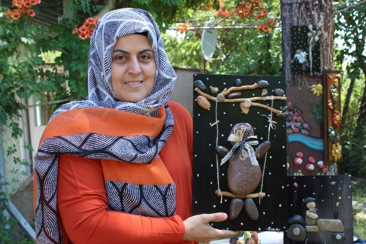 Ekmeğini Taştan Çıkaran Anne