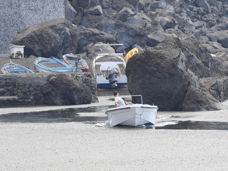 Endonezya’da Tangkuban Perahu Yanardağı 200 Metre Yükseğe Lav Püskürdü