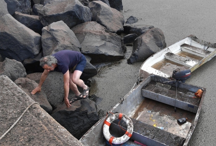 Endonezya’da Tangkuban Perahu Yanardağı 200 Metre Yükseğe Lav Püskürdü