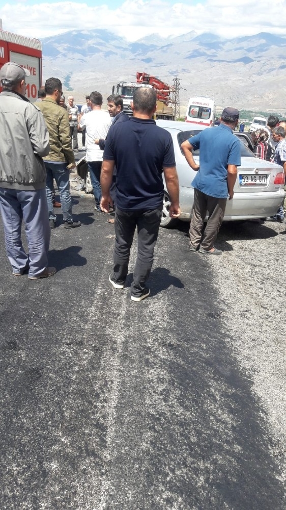 Otomobil İş Makinasıyla Çarpıştı:1 Ölü, 3 Yaralı