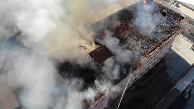 Esenyurt’ta Okul Çatısında Paniğe Yol Açan Yangın