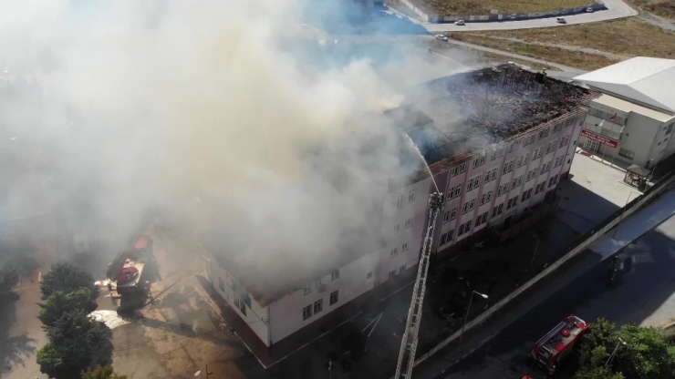 Esenyurt’ta Okul Çatısında Paniğe Yol Açan Yangın