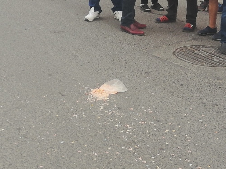 Market Dönüşü Minik Ada’ya Araba Çarptı, Cips Poşeti Yerde Kaldı