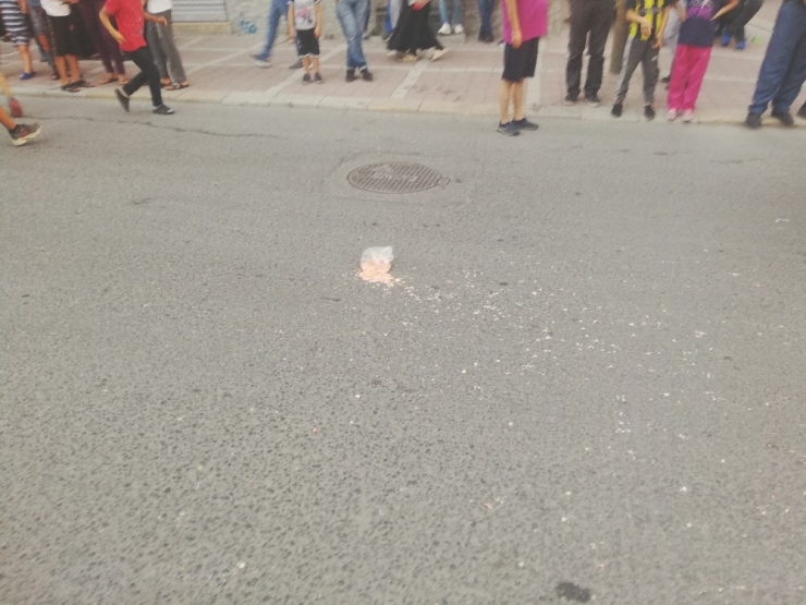 Market Dönüşü Minik Ada’ya Araba Çarptı, Cips Poşeti Yerde Kaldı