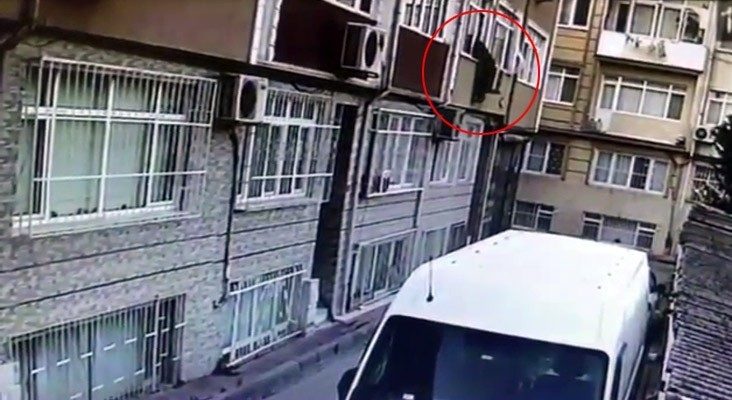 Örümcek Adamı Aratmayan Hırsız Önce Kameraya Sonra Polise Yakalandı