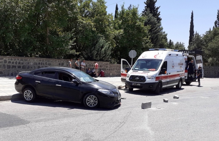 Otomobil Kaldırıma Çarptı: 8 Yaralı