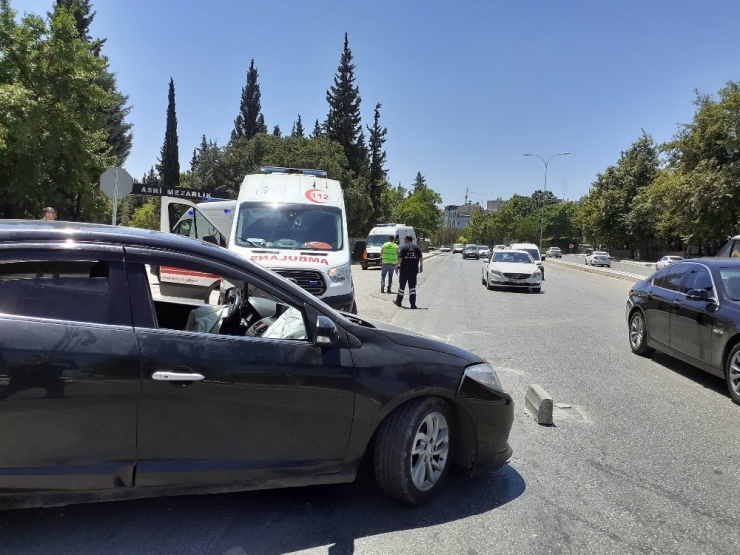 Otomobil Kaldırıma Çarptı: 8 Yaralı