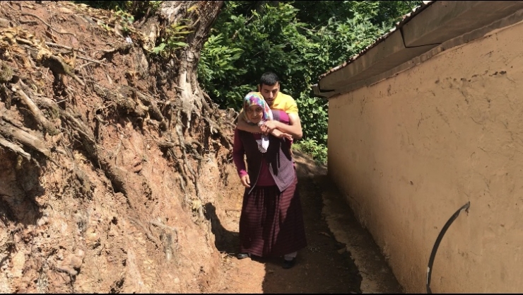 Engelli Genç Yolu Olmayan Evine Annesinin Sırtında Gidiyor