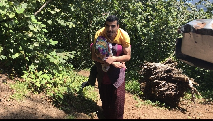 Engelli Genç Yolu Olmayan Evine Annesinin Sırtında Gidiyor