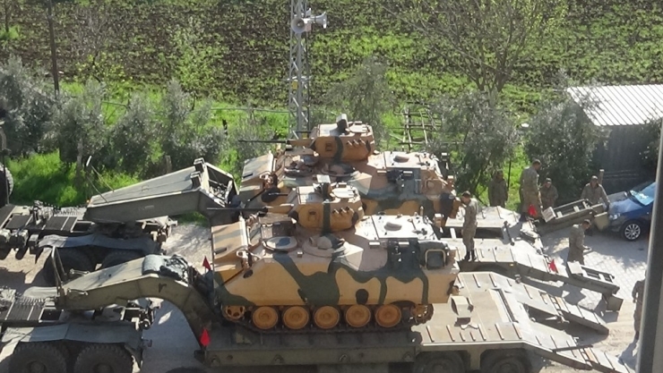 Suriye Sınırına Tank Sevkıyatı Sürüyor